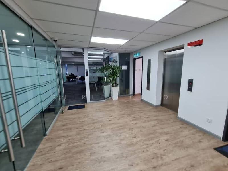 Office entrance lobby with lift and glass partitions, photo 2 of 8