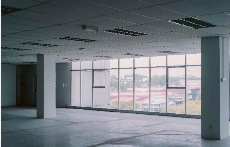 Spacious interior office floor with large windows, photo 5 of 5