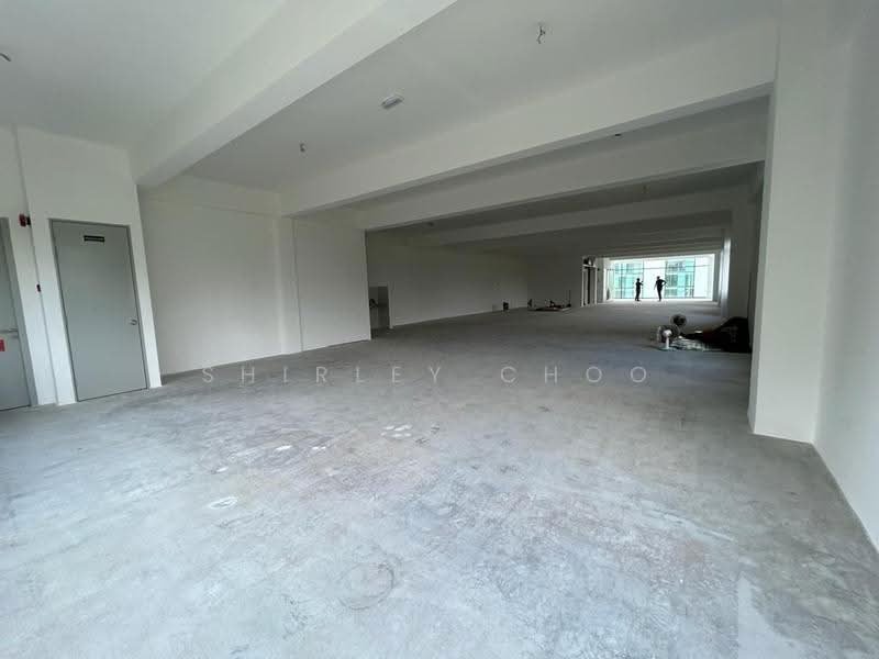 Spacious interior floor with structural beams, photo 6 of 8