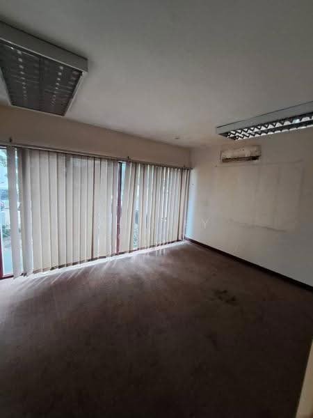 Office room with vertical blinds and carpet, photo 4 of 8