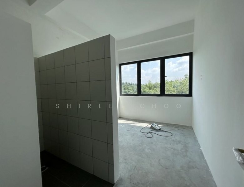 Fitted bathroom area with tiled partition wall, photo 4 of 5
