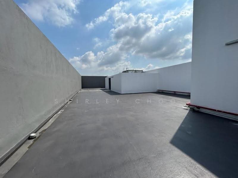 Flat rooftop area with surrounding walls, photo 4 of 8