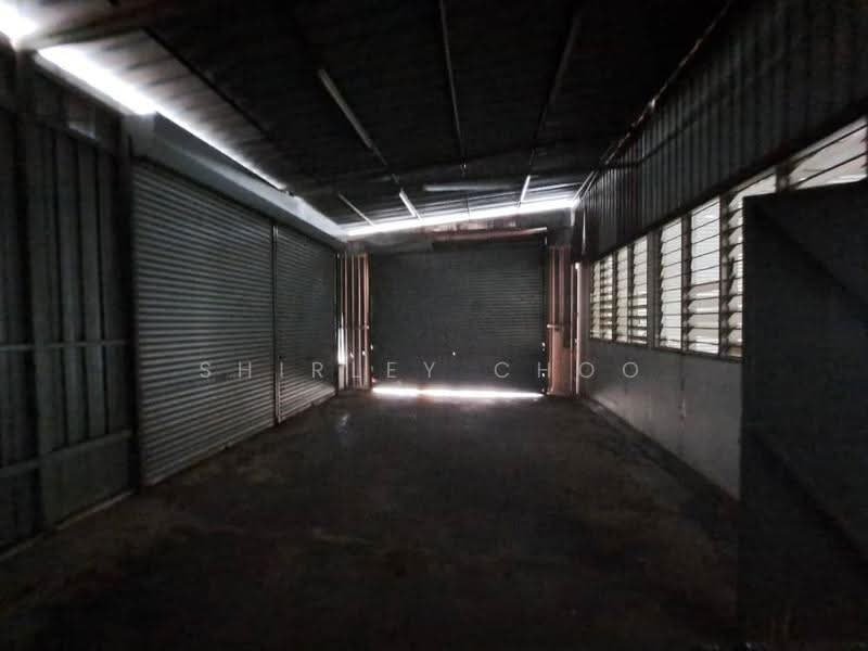 Roller shutter entrance and industrial area, photo 5 of 8